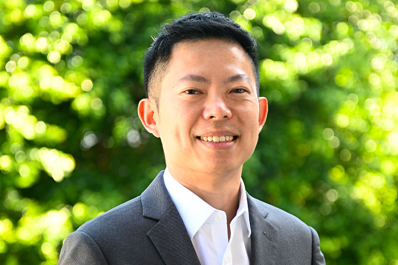 Portrait photo of Dr Justin Lee
